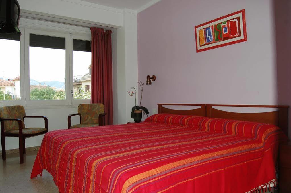 Hostal Torras Sant Hilari Sacalm Buitenkant foto