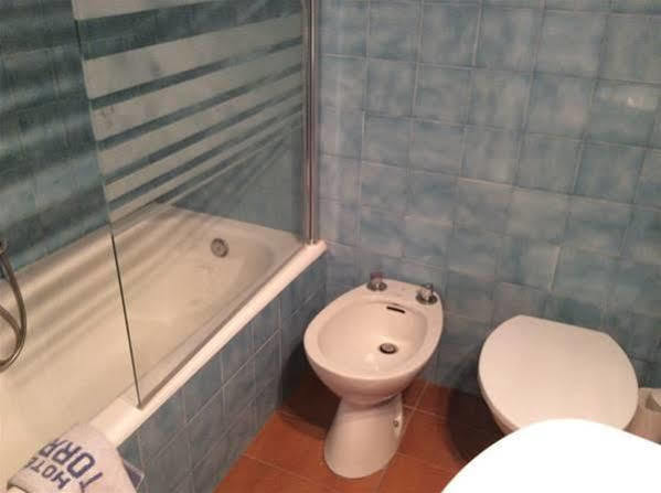Hostal Torras Sant Hilari Sacalm Buitenkant foto