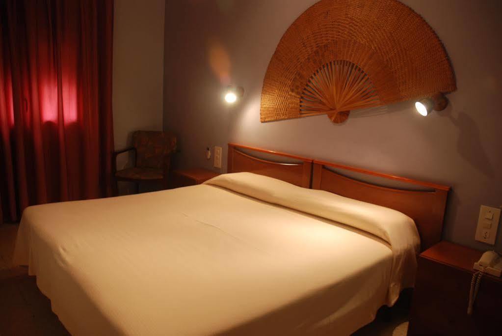 Hostal Torras Sant Hilari Sacalm Buitenkant foto