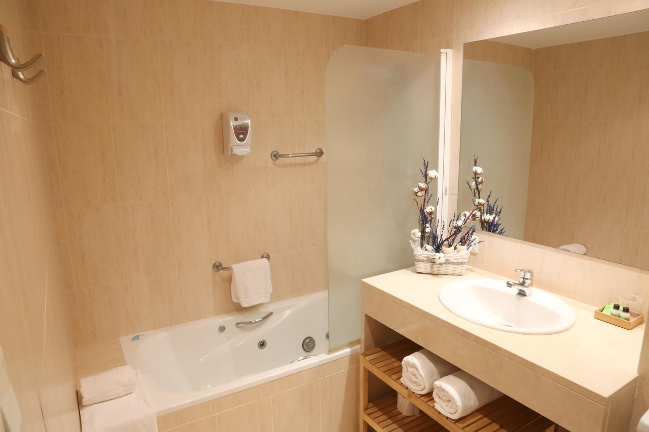 Hostal Torras Sant Hilari Sacalm Buitenkant foto
