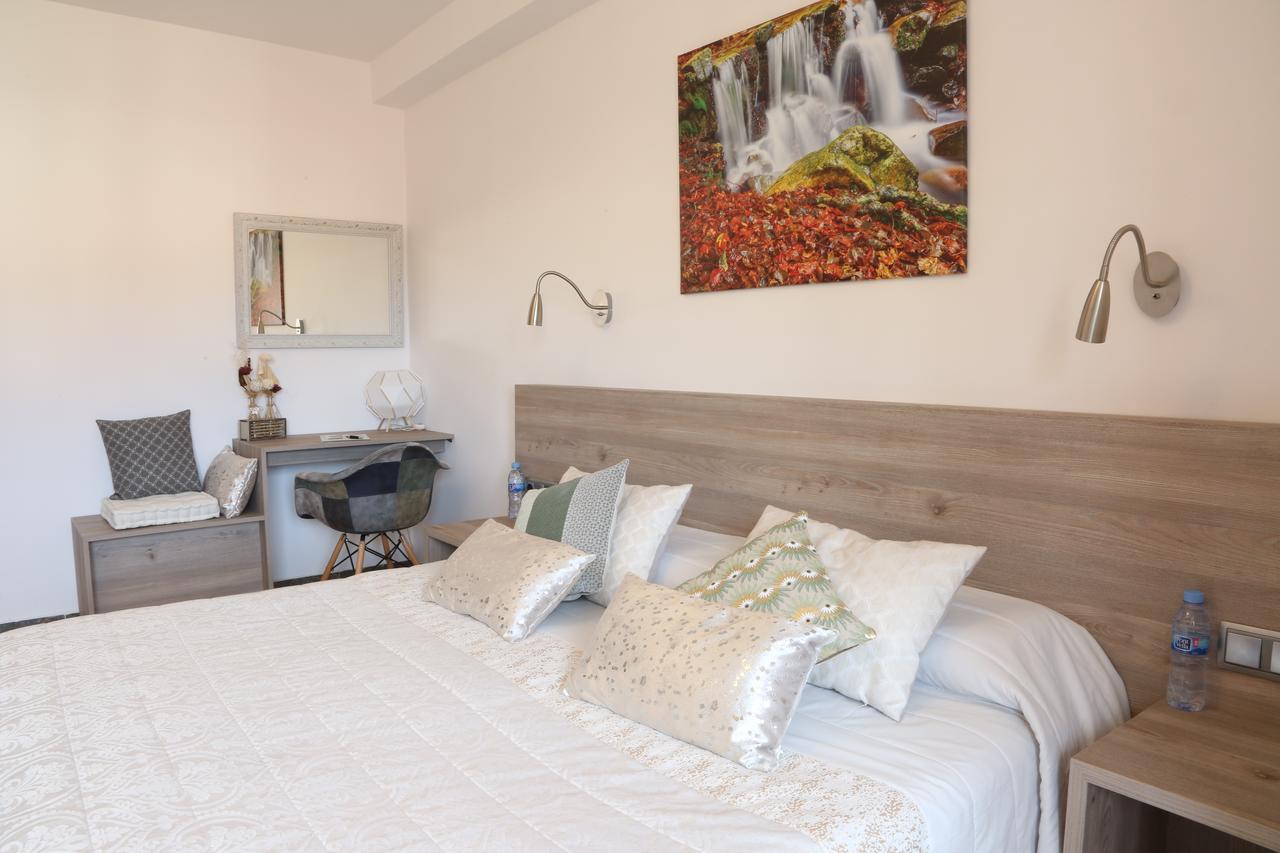 Hostal Torras Sant Hilari Sacalm Buitenkant foto