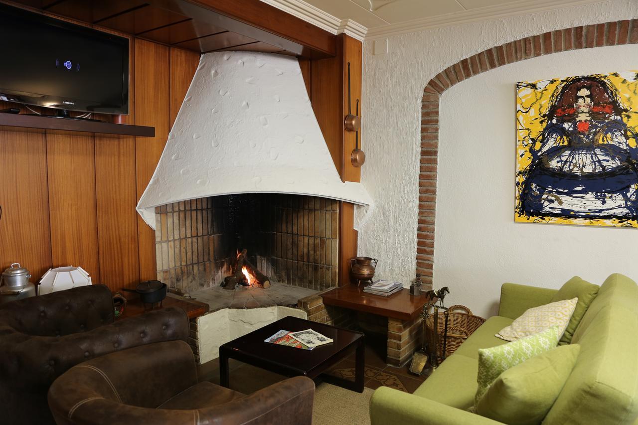 Hostal Torras Sant Hilari Sacalm Buitenkant foto