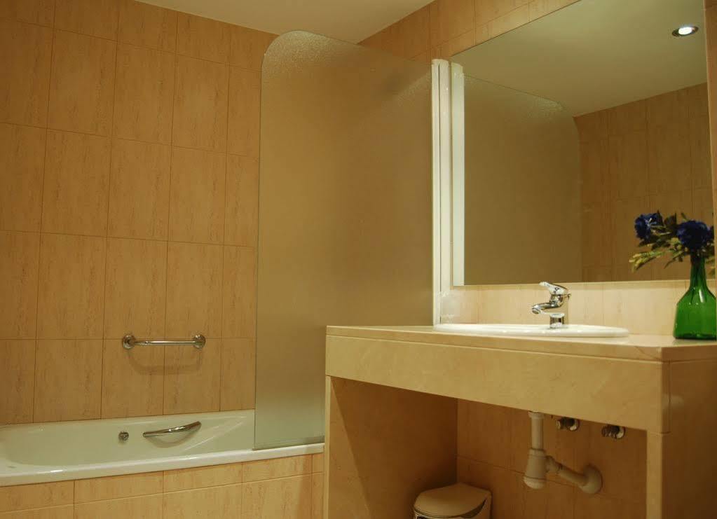 Hostal Torras Sant Hilari Sacalm Buitenkant foto